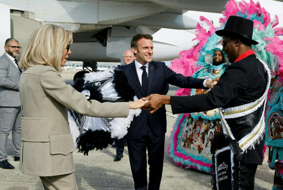 Emmanuel Macron et sa femme Brigitte arrivent à l'aéroport international de La Nouvelle-Orleans, à l'occasion de leur voyage officiel aux Etats-Unis. Le 2 décembre 2022 © Ludovic Marin / Pool / Bestimage