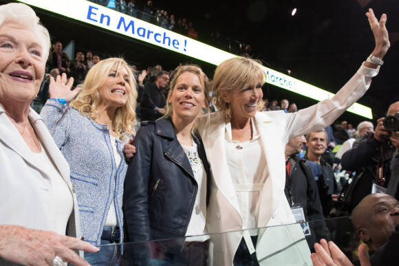 Line Renaud et Brigitte Macron et ses filles Laurence et Tiphaine - La famille, les amis et soutiens d'Emmanuel Macron dans les tribunes lors du grand meeting d'Emmanuel Macron, candidat d'En Marche! à l'élection présidentielle 2017, à l'AccorHotels Arena à Paris, France, le lundi 17 avril 2017. © Cyril Moreau/Bestimage