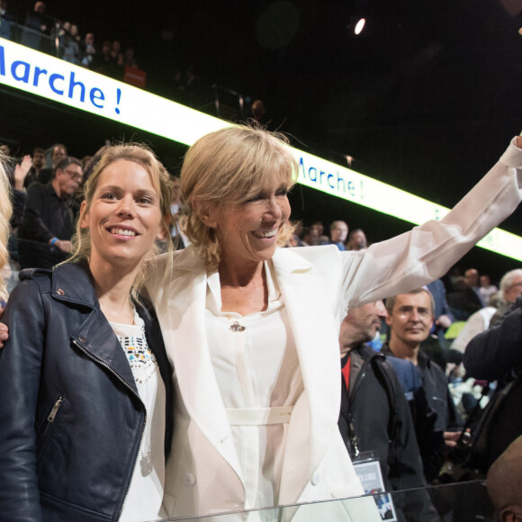 Line Renaud et Brigitte Macron et ses filles Laurence et Tiphaine - La famille, les amis et soutiens d'Emmanuel Macron dans les tribunes lors du grand meeting d'Emmanuel Macron, candidat d'En Marche! à l'élection présidentielle 2017, à l'AccorHotels Arena à Paris, France, le lundi 17 avril 2017. © Cyril Moreau/Bestimage