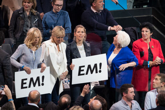 Laurence Auzière Jourdan (cardiologue), Brigitte Macron, Tiphaine Auzière (avocate), Line Renaud, Françoise Noguès-Macron (mère E. Macron), le compagnon de T. Auzière, Antoine (gastro-entérologue), et Sébastien Auzière (chercheur en laboratoire pharmaceutique) - La famille, les amis et soutiens d'Emmanuel Macron dans les tribunes lors du grand meeting d'Emmanuel Macron, candidat d'En Marche! à l'élection présidentielle 2017, à l'AccorHotels Arena à Paris, France, le lundi 17 avril 2017. © Cyril Moreau/Bestimage