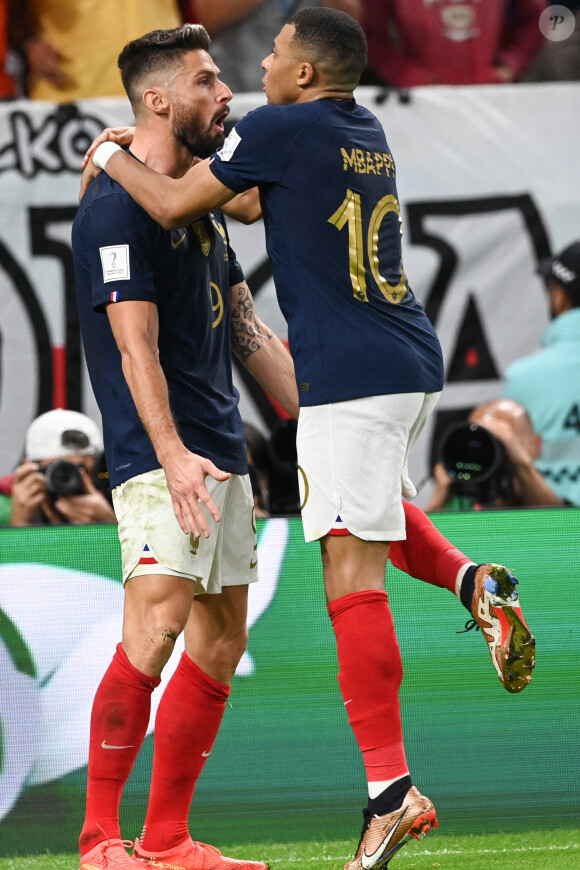 Olivier Giroud et Kylian Mbappe - Joie des joueurs français lors du match des 1/8emes de finale de la Coupe de Monde de Football "France vs Pologne (3-1)" à Doha au Qatar. Le 4 décembre 2022 © Philippe Perusseau / Bestimage