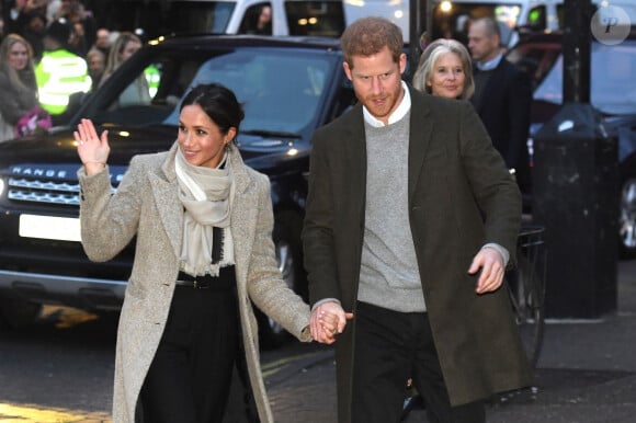 Le prince Harry et Meghan Markle quittent la station de radio "Reprezent" dans le quartier de Brixton à Londres le 9 janvier 2018.
