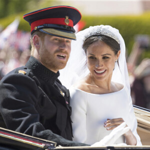 Le prince Harry, duc de Sussex, et Meghan Markle, duchesse de Sussex, en calèche à la sortie du château de Windsor après leur mariage.