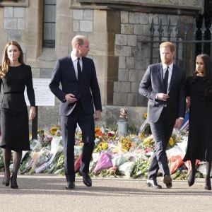Le prince de Galles William, la princesse de Galles Kate Catherine Middleton, le prince Harry, duc de Sussex, Meghan Markle, duchesse de Sussex à la rencontre de la foule devant le château de Windsor, suite au décès de la reine Elizabeth II d'Angleterre. Le 10 septembre 2022 