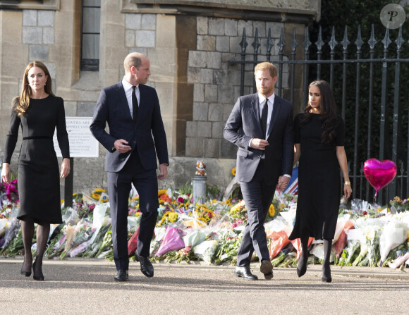 Le prince de Galles William, la princesse de Galles Kate Catherine Middleton, le prince Harry, duc de Sussex, Meghan Markle, duchesse de Sussex à la rencontre de la foule devant le château de Windsor, suite au décès de la reine Elizabeth II d'Angleterre. Le 10 septembre 2022 