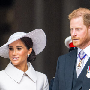 Le prince Harry, duc de Sussex, et Meghan Markle, duchesse de Sussex - Les membres de la famille royale et les invités lors de la messe célébrée à la cathédrale Saint-Paul de Londres, dans le cadre du jubilé de platine (70 ans de règne) de la reine Elizabeth II d'Angleterre. Londres, le 3 juin 2022. 