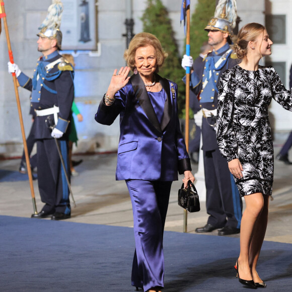 Le roi Felipe VI, la reine Letizia, la princesse Leonor et Sofia et L'infante Sofia d'Espagne reçoivent les lauréats du 30ème Prix Princesse des Asturies à l'hôtel Reconquista à Oviedo, Espagne, le 28 octobre 2022. 