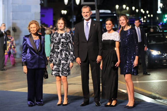 Le roi Felipe VI, la reine Letizia, la princesse Leonor et Sofia et L'infante Sofia d'Espagne reçoivent les lauréats du 30ème Prix Princesse des Asturies à l'hôtel Reconquista à Oviedo, Espagne, le 28 octobre 2022. 