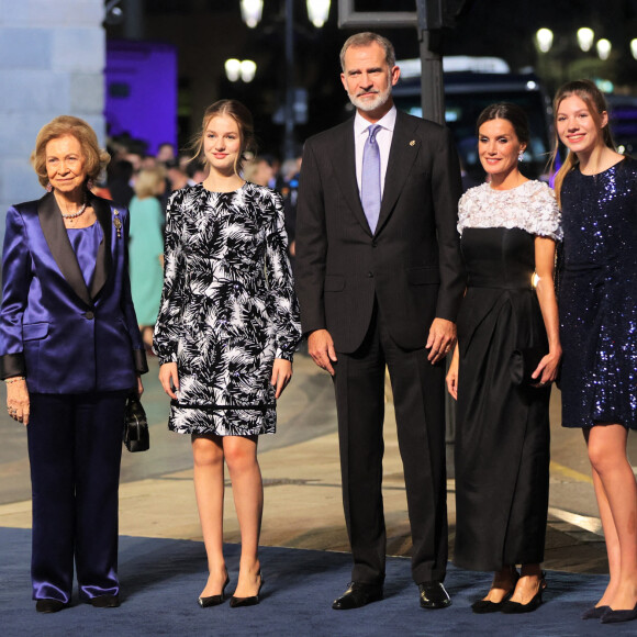 Le roi Felipe VI, la reine Letizia, la princesse Leonor et Sofia et L'infante Sofia d'Espagne reçoivent les lauréats du 30ème Prix Princesse des Asturies à l'hôtel Reconquista à Oviedo, Espagne, le 28 octobre 2022. 