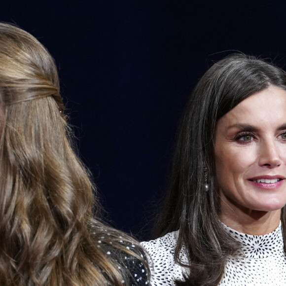 La reine Letizia et la princesse Leonor d'Espagne reçoivent les lauréats du 30ème Prix Princesse des Asturies à l'hôtel Reconquista à Oviedo, Espagne, le 28 octobre 2022. 