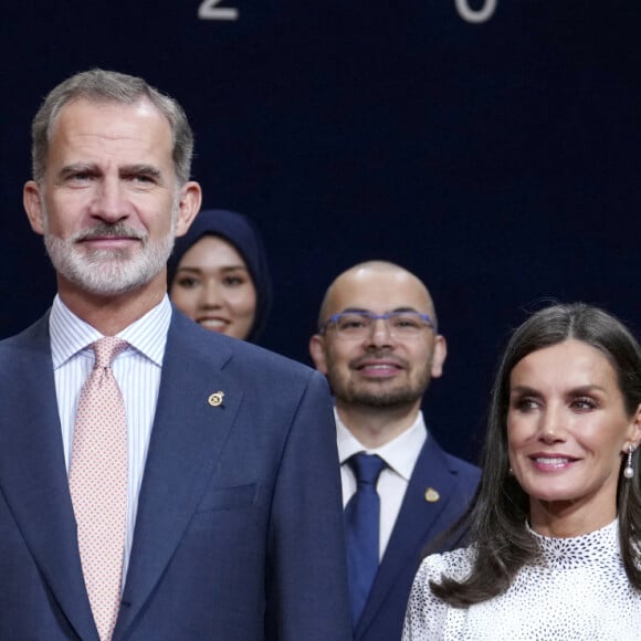 Le roi Felipe VI, la reine Letizia, la princesse Leonor et L'infante Sofia d'Espagne reçoivent les lauréats du 30ème Prix Princesse des Asturies à l'hôtel Reconquista à Oviedo, Espagne, le 28 octobre 2022. 