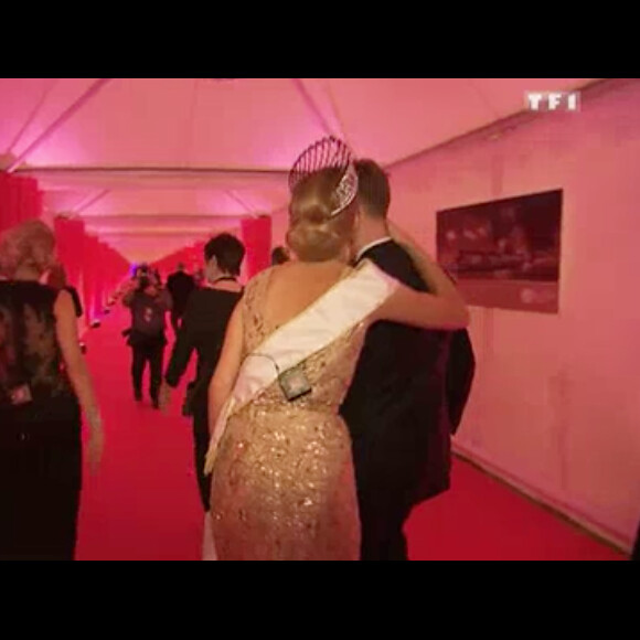 Camille Cerf lors du dîner de gala de Miss France 2015, le soir de l'élection, le 6 décembre dernier. Elle retrouve l'espace de quelques secondes son chéri Maxime. Images diffusées dans le magazine "Sept à huit" sur TF1. Le 14 décembre 2014.