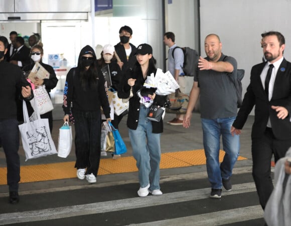 Exclusif - Le groupe coréen, Blackpink avec une sécurité renforcée pour leur arrivée à l'aéroport LAX de Los Angeles, Californie, Etats-Unis, le 15 octobre 2022.