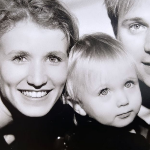 Chloé Jouannet a publié une photo d'enfance la montrant avec ses parents Alexandra Lamy et Thommas Jouannet. Story Instagram du dimanche 6 février 2022.