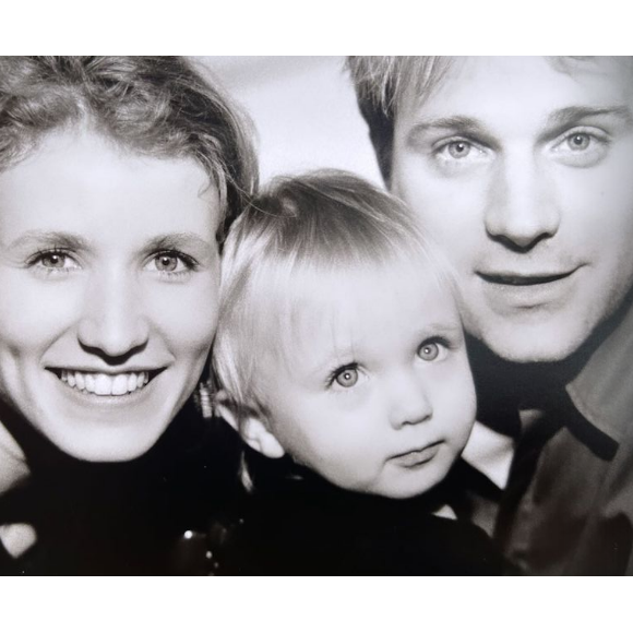 Chloé Jouannet a publié une photo d'enfance la montrant avec ses parents Alexandra Lamy et Thommas Jouannet. Story Instagram du dimanche 6 février 2022.