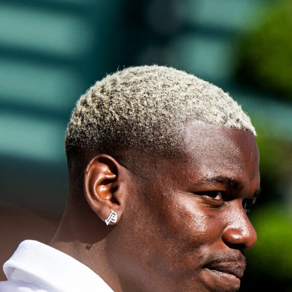 Paul Pogba arrive dans un centre médical de Turin avant de jouer avec la Juventus le 9 juillet 2022.