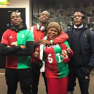 Paul Pogba pose avec sa maman et ses deux frères, Florenti et Mathias.