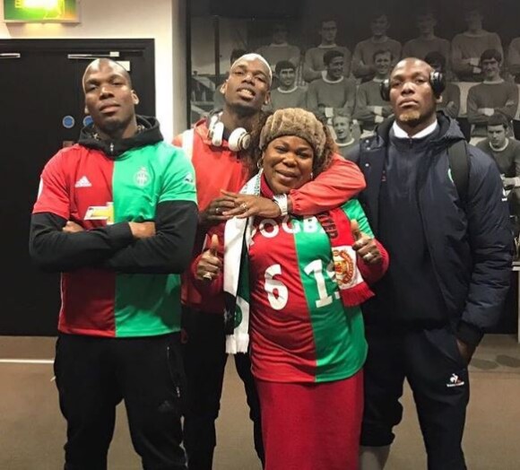 Paul Pogba pose avec sa maman et ses deux frères, Florenti et Mathias.