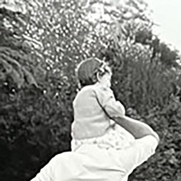 Le prince Harry, duc de Sussex et Meghan Markle, duchesse de Sussex, dévoilent des photos et des vidéos inédites de leur fils Archie dans "Harry & Meghan" (Netflix). La jeune famille peut également être vue dans un court vidéo-clip célébrant le premier anniversaire de Lilibet, avec Archie effronté grimpant sur la table pour aider sa petite soeur à souffler les bougies sur un énorme gâteau. Dans le sixième épisode, la princesse Eugénie rend visite à son cousin Harry aux États-Unis, le rejoignant pour un moment de complicité avec Archie sur la plage. Le 15 décembre 2022. 