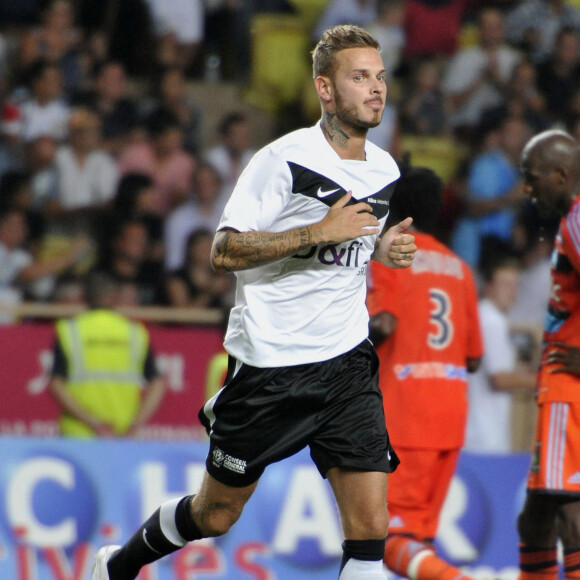 M.Pokora - Match de football de bienfiasance entre anciennes stars de l'OM et Manchester United à Monaco.