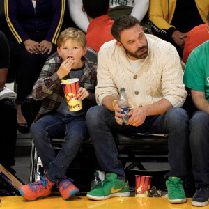 Ben Affleck et son fils Samuel assistent au match de basket entre les Celtics de Boston et les Lakers de Los Angeles. Photo de London Entertainement/Splash News/ABACAPRESS.COM