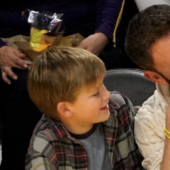 Ben Affleck et son fils Samuel assistent au match de basket entre les Celtics de Boston et les Lakers de Los Angeles. Photo de London Entertainement/Splash News/ABACAPRESS.COM