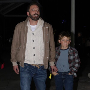 Ben Affleck et son fils Samuel assistent au match de basket entre les Celtics de Boston et les Lakers de Los Angeles. Photo de London Entertainement/Splash News/ABACAPRESS.COM