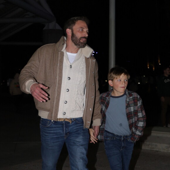 Ben Affleck et son fils Samuel assistent au match de basket entre les Celtics de Boston et les Lakers de Los Angeles. Photo de London Entertainement/Splash News/ABACAPRESS.COM