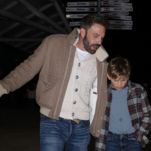 Ben Affleck et son fils Samuel assistent au match de basket entre les Celtics de Boston et les Lakers de Los Angeles. Photo de London Entertainement/Splash News/ABACAPRESS.COM