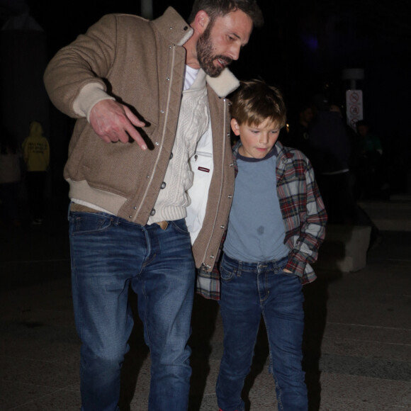 Ben Affleck et son fils Samuel assistent au match de basket entre les Celtics de Boston et les Lakers de Los Angeles. Photo de London Entertainement/Splash News/ABACAPRESS.COM