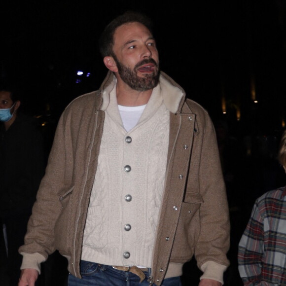 Ben Affleck et son fils Samuel assistent au match de basket entre les Celtics de Boston et les Lakers de Los Angeles. Photo de London Entertainement/Splash News/ABACAPRESS.COM
