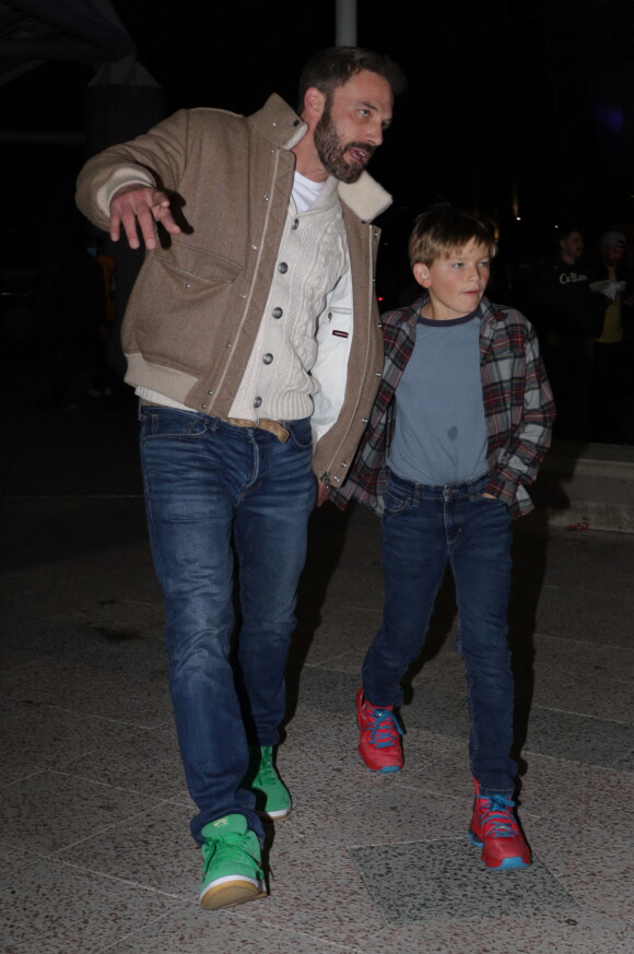 Ben Affleck et son fils Samuel assistent au match de basket entre les Celtics de Boston et les Lakers de Los Angeles. Photo de London Entertainement/Splash News/ABACAPRESS.COM