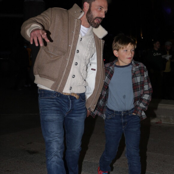 Ben Affleck et son fils Samuel assistent au match de basket entre les Celtics de Boston et les Lakers de Los Angeles. Photo de London Entertainement/Splash News/ABACAPRESS.COM