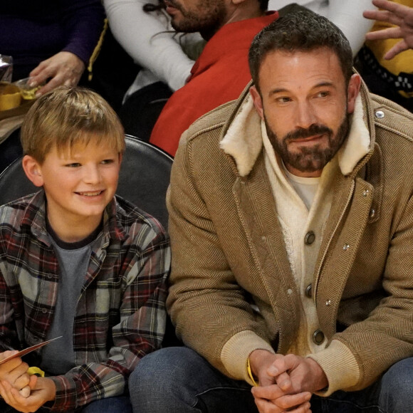 Ben Affleck et son fils Samuel assistent au match de basket entre les Celtics de Boston et les Lakers de Los Angeles. Photo de London Entertainement/Splash News/ABACAPRESS.COM