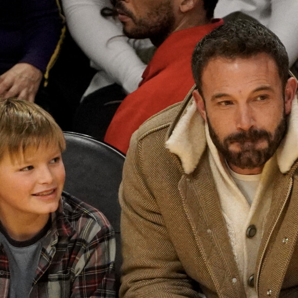Ben Affleck et son fils Samuel assistent au match de basket entre les Celtics de Boston et les Lakers de Los Angeles. Photo de London Entertainement/Splash News/ABACAPRESS.COM
