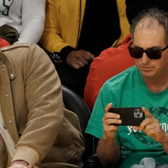 Ben Affleck et son fils Samuel assistent au match de basket entre les Celtics de Boston et les Lakers de Los Angeles. Photo de London Entertainement/Splash News/ABACAPRESS.COM