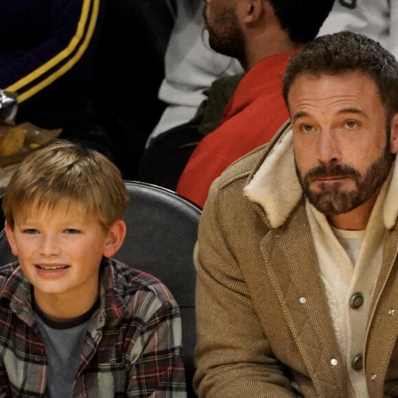 Ben Affleck et son fils Samuel assistent au match de basket entre les Celtics de Boston et les Lakers de Los Angeles. Photo de London Entertainement/Splash News/ABACAPRESS.COM