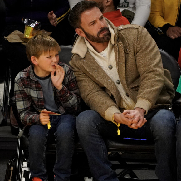 Ben Affleck et son fils Samuel assistent au match de basket entre les Celtics de Boston et les Lakers de Los Angeles. Photo de London Entertainement/Splash News/ABACAPRESS.COM