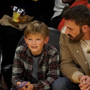 Ben Affleck et son fils Samuel assistent au match de basket entre les Celtics de Boston et les Lakers de Los Angeles. Photo de London Entertainement/Splash News/ABACAPRESS.COM