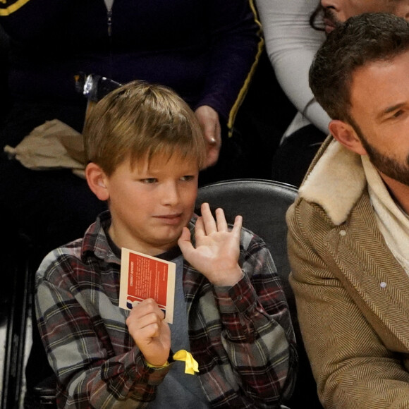 Ben Affleck et son fils Samuel assistent au match de basket entre les Celtics de Boston et les Lakers de Los Angeles. Photo de London Entertainement/Splash News/ABACAPRESS.COM