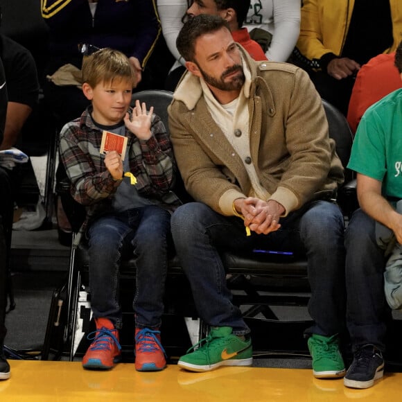 Ben Affleck et son fils Samuel assistent au match de basket entre les Celtics de Boston et les Lakers de Los Angeles. Photo de London Entertainement/Splash News/ABACAPRESS.COM