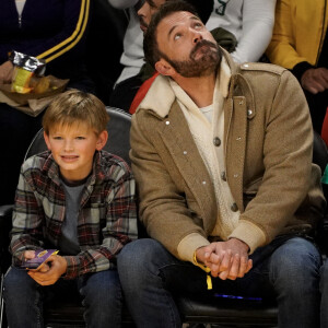 Ben Affleck et son fils Samuel assistent au match de basket entre les Celtics de Boston et les Lakers de Los Angeles. Photo de London Entertainement/Splash News/ABACAPRESS.COM