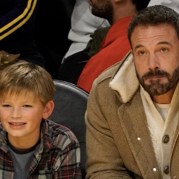 Ben Affleck et son fils Samuel assistent au match de basket entre les Celtics de Boston et les Lakers de Los Angeles. Photo de London Entertainement/Splash News/ABACAPRESS.COM