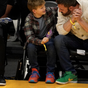 Ben Affleck et son fils Samuel assistent au match de basket entre les Celtics de Boston et les Lakers de Los Angeles. Photo de London Entertainement/Splash News/ABACAPRESS.COM