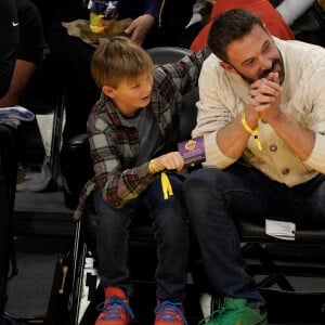 Ben Affleck et son fils Samuel assistent au match de basket entre les Celtics de Boston et les Lakers de Los Angeles. Photo de London Entertainement/Splash News/ABACAPRESS.COM