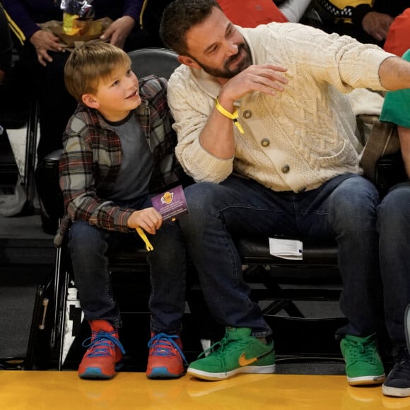 Ben Affleck et son fils Samuel assistent au match de basket entre les Celtics de Boston et les Lakers de Los Angeles. Photo de London Entertainement/Splash News/ABACAPRESS.COM