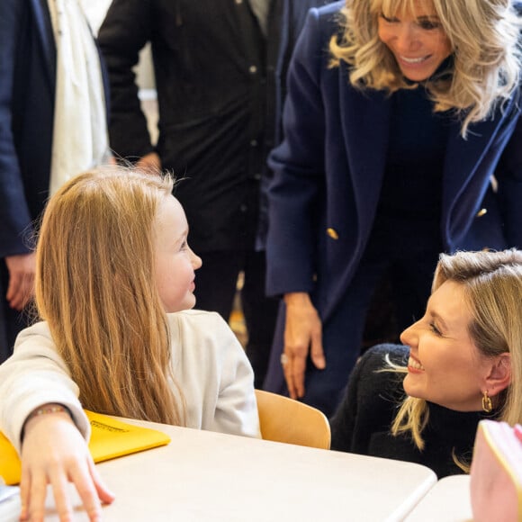 La Première Dame d'Ukraine Olena Zelenska, la Première Dame de France Brigitte Macron et le ministre français de l'Éducation et de la Jeunesse, Pap Ndiaye visitent une salle de classe dans une école primaire pour élèves non natifs à Paris, France, le 13 décembre 2022. La France accueille une conférence internationale qui vise à lever une aide matérielle et financière pour réparer les infrastructures endommagées de l'Ukraine et à souligner le soutien continu de Paris à la lutte de Kiev contre la Russie. © Ukraine Presidency via Bestimage  First Lady of France Brigitte Macron, Ukraine's First Lady of Ukraine Olena Zelenska visit in a primary school for non-native speaker pupils in Paris on December 13, 2022. - France hosts an international conference on December 13, 2022 designed to raise material and financial aid to repair Ukraine's damaged infrastructure as well as underline Paris' ongoing support for Kyiv's fight against Russia. 