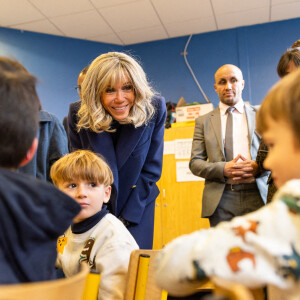 La Première Dame d'Ukraine Olena Zelenska, la Première Dame de France Brigitte Macron et le ministre français de l'Éducation et de la Jeunesse, Pap Ndiaye visitent une salle de classe dans une école primaire pour élèves non natifs à Paris, France, le 13 décembre 2022. La France accueille une conférence internationale qui vise à lever une aide matérielle et financière pour réparer les infrastructures endommagées de l'Ukraine et à souligner le soutien continu de Paris à la lutte de Kiev contre la Russie. © Ukraine Presidency via Bestimage  First Lady of France Brigitte Macron, Ukraine's First Lady of Ukraine Olena Zelenska visit in a primary school for non-native speaker pupils in Paris on December 13, 2022. - France hosts an international conference on December 13, 2022 designed to raise material and financial aid to repair Ukraine's damaged infrastructure as well as underline Paris' ongoing support for Kyiv's fight against Russia. 