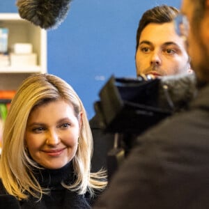 La Première Dame d'Ukraine Olena Zelenska, la Première Dame de France Brigitte Macron et le ministre français de l'Éducation et de la Jeunesse, Pap Ndiaye visitent une salle de classe dans une école primaire pour élèves non natifs à Paris, France, le 13 décembre 2022. La France accueille une conférence internationale qui vise à lever une aide matérielle et financière pour réparer les infrastructures endommagées de l'Ukraine et à souligner le soutien continu de Paris à la lutte de Kiev contre la Russie. © Ukraine Presidency via Bestimage  First Lady of France Brigitte Macron, Ukraine's First Lady of Ukraine Olena Zelenska visit in a primary school for non-native speaker pupils in Paris on December 13, 2022. - France hosts an international conference on December 13, 2022 designed to raise material and financial aid to repair Ukraine's damaged infrastructure as well as underline Paris' ongoing support for Kyiv's fight against Russia. 