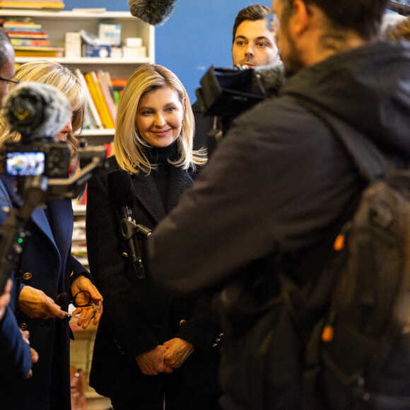La Première Dame d'Ukraine Olena Zelenska, la Première Dame de France Brigitte Macron et le ministre français de l'Éducation et de la Jeunesse, Pap Ndiaye visitent une salle de classe dans une école primaire pour élèves non natifs à Paris, France, le 13 décembre 2022. La France accueille une conférence internationale qui vise à lever une aide matérielle et financière pour réparer les infrastructures endommagées de l'Ukraine et à souligner le soutien continu de Paris à la lutte de Kiev contre la Russie. © Ukraine Presidency via Bestimage  First Lady of France Brigitte Macron, Ukraine's First Lady of Ukraine Olena Zelenska visit in a primary school for non-native speaker pupils in Paris on December 13, 2022. - France hosts an international conference on December 13, 2022 designed to raise material and financial aid to repair Ukraine's damaged infrastructure as well as underline Paris' ongoing support for Kyiv's fight against Russia. 